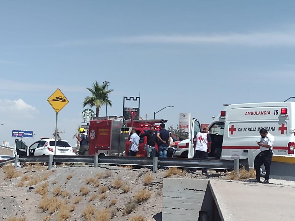 Vehículo cae a canal en la colonia El Fresno de Torreón