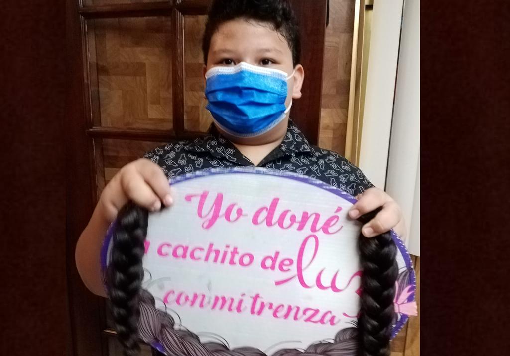Niño deja crecer su cabello por años para donarlo a niñas con cáncer en Tamaulipas