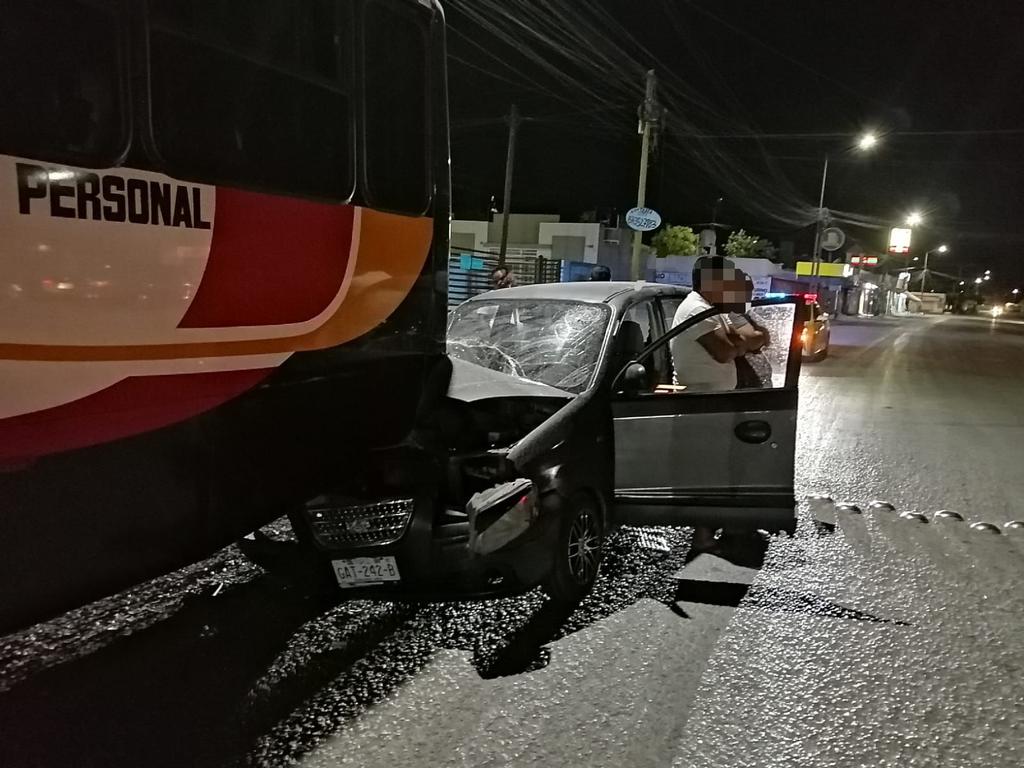 Vehículo se impacta con autobús estacionado en Torreón