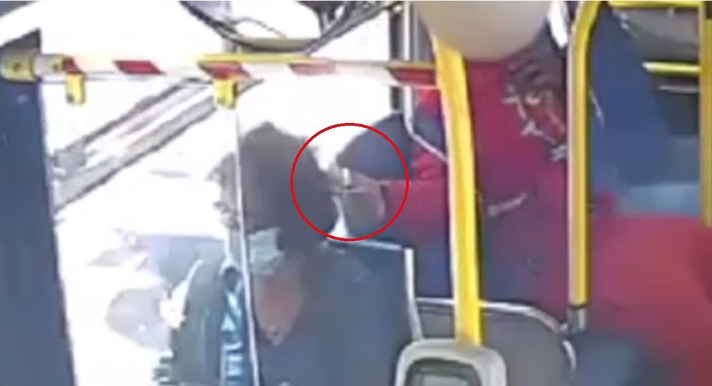 Adolescente prende fuego al cabello de una mujer mientras viajaban en autobús
