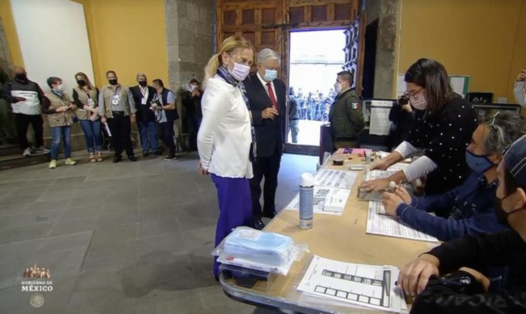 AMLO emite su voto junto a su esposa, Beatriz Gutiérrez