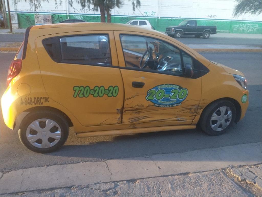Chocan taxi y auto particular en el Centro de Torreón