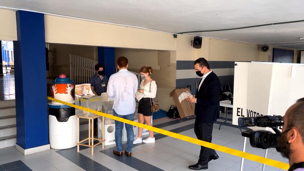 Votan candidatos a gubernatura de Nuevo León