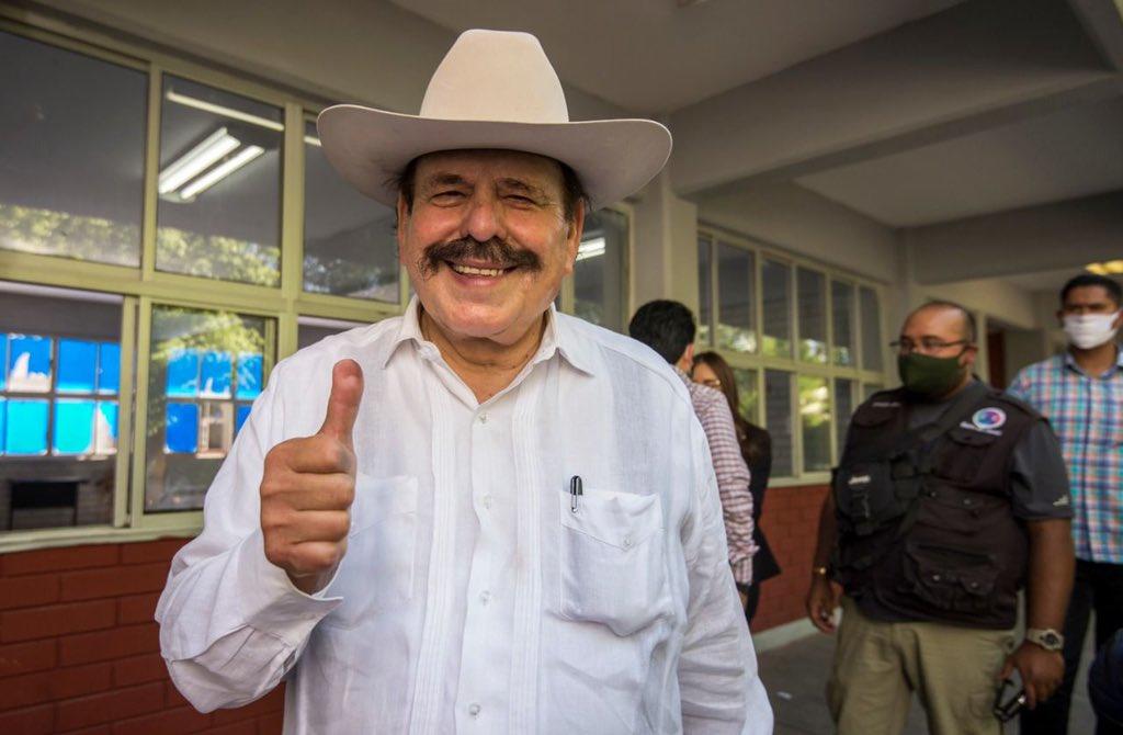 Armando Guadiana acude a votar; no lo hace por él mismo