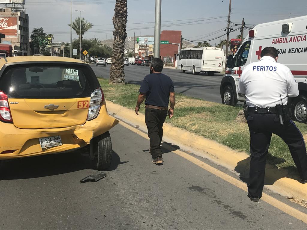 Taxi brinca camellón tras ser impactado por auto particular en Torreón