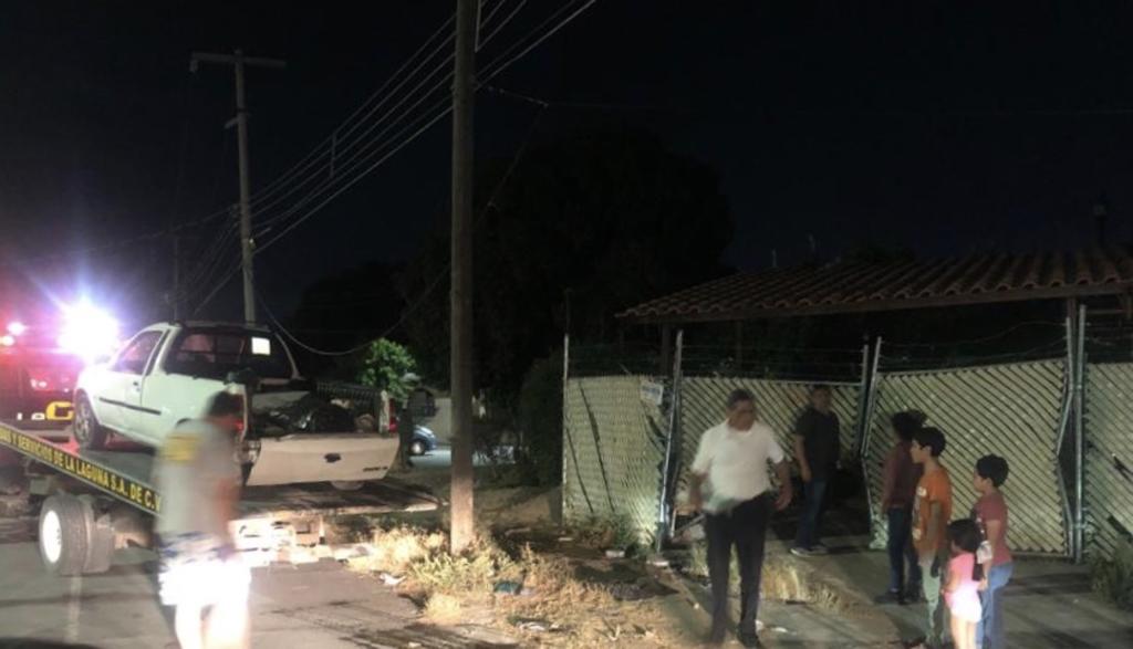 Conductor ebrio se impacta con finca y poste de madera en Torreón