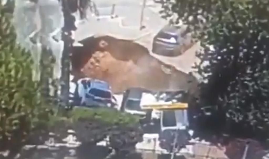 Socavón 'se traga' varios autos en hospital de Jerusalén