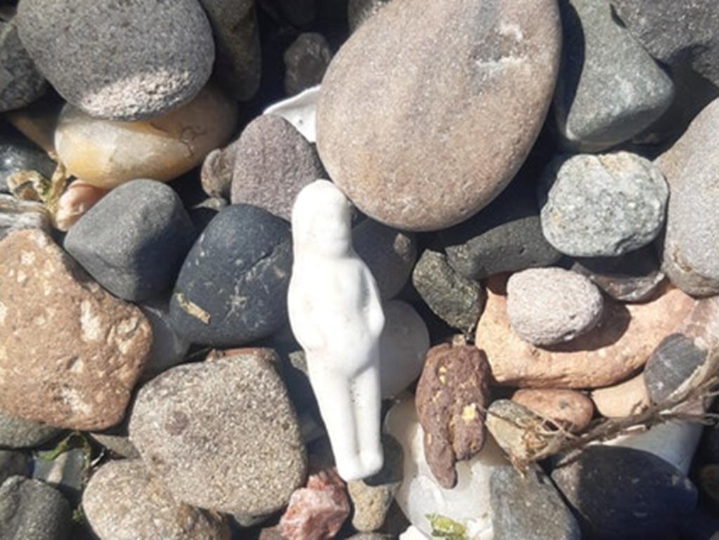 Mujer encuentra muñeca de porcelana del siglo XIX en una playa escocesa