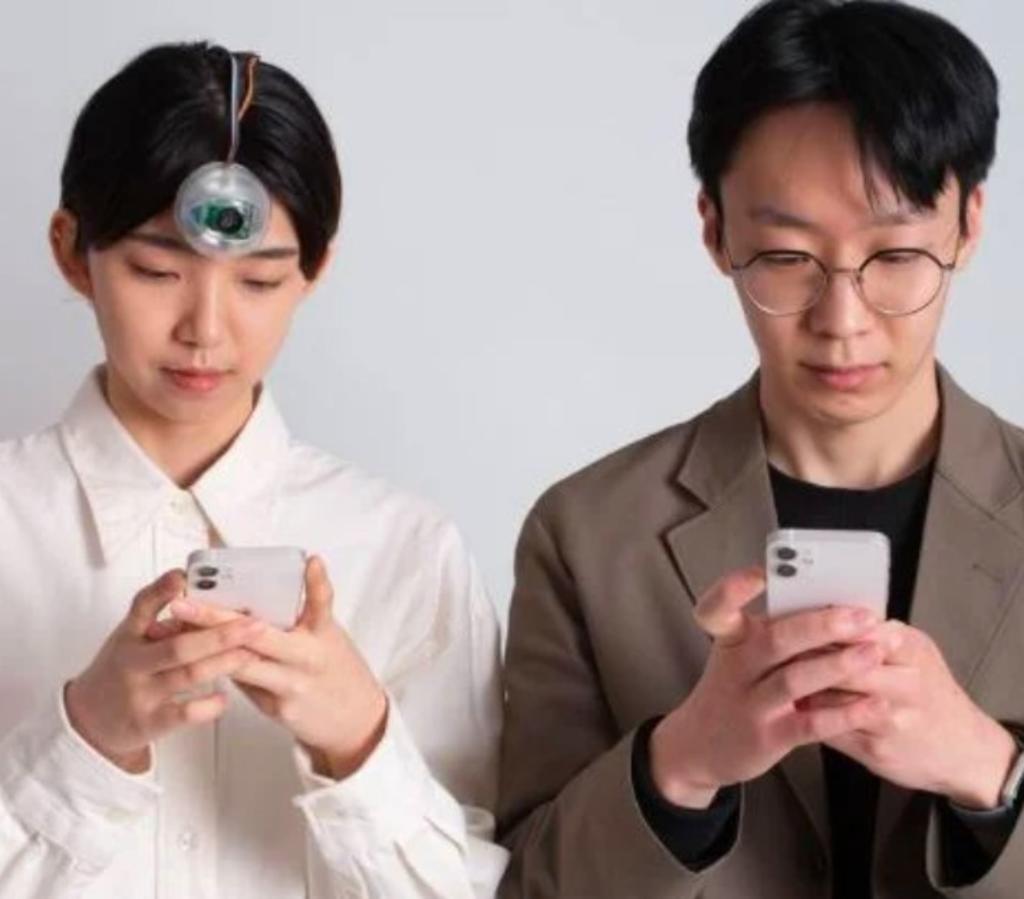 Inventan un 'tercer ojo' para poder ver el celular mientras caminas