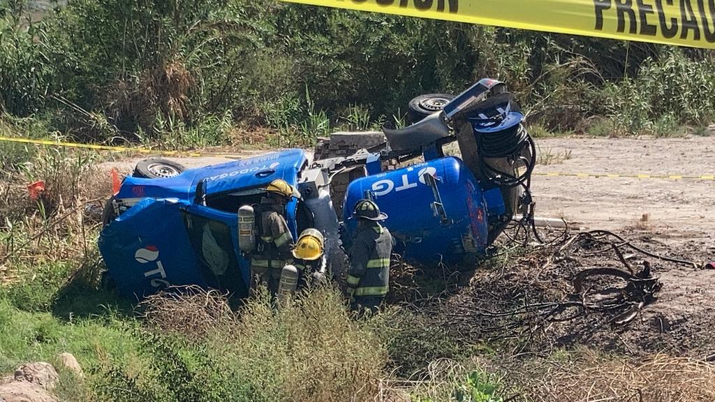 Muere copiloto de pipa tras volcadura en carretera Monterrey-Saltillo