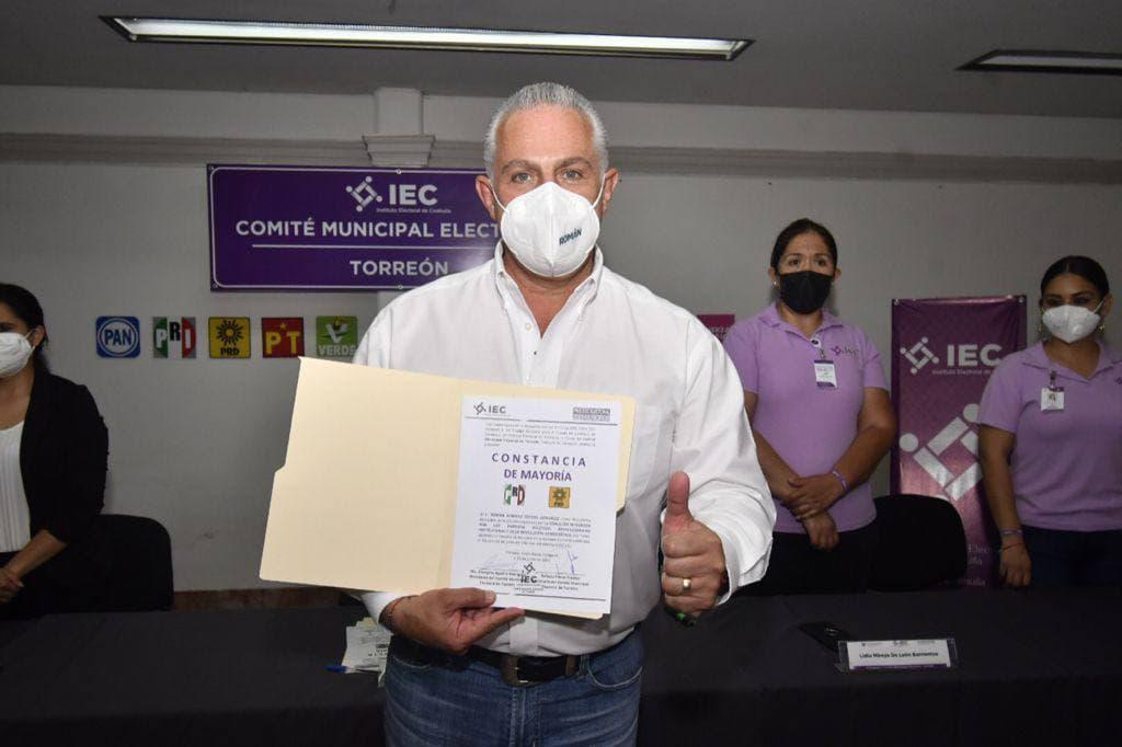 Román Cepeda es alcalde electo de Torreón; recibe constancia de mayoría