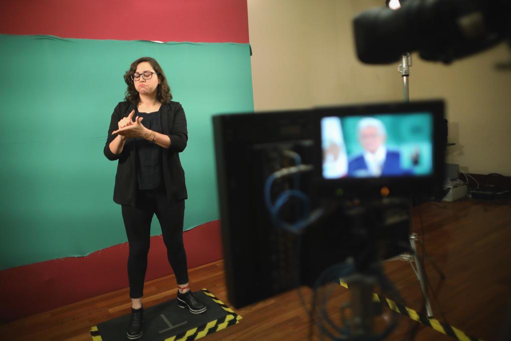 Laura Álvarez y el reto de traducir a AMLO en lengua de señas