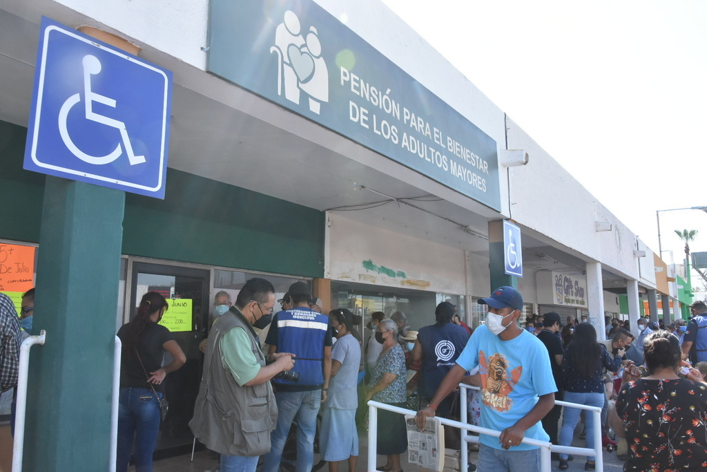 Beneficiarios de la pensión del Bienestar se enfrentan en fila en Monclova