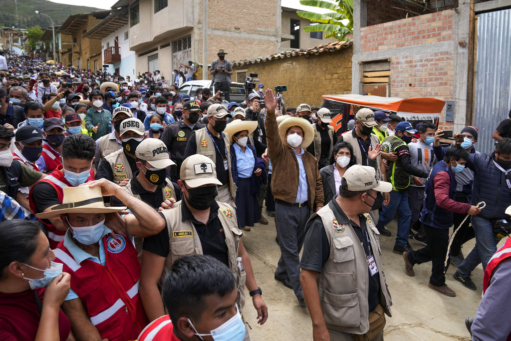 Pedro Castillo se impone en escrutinio en Perú