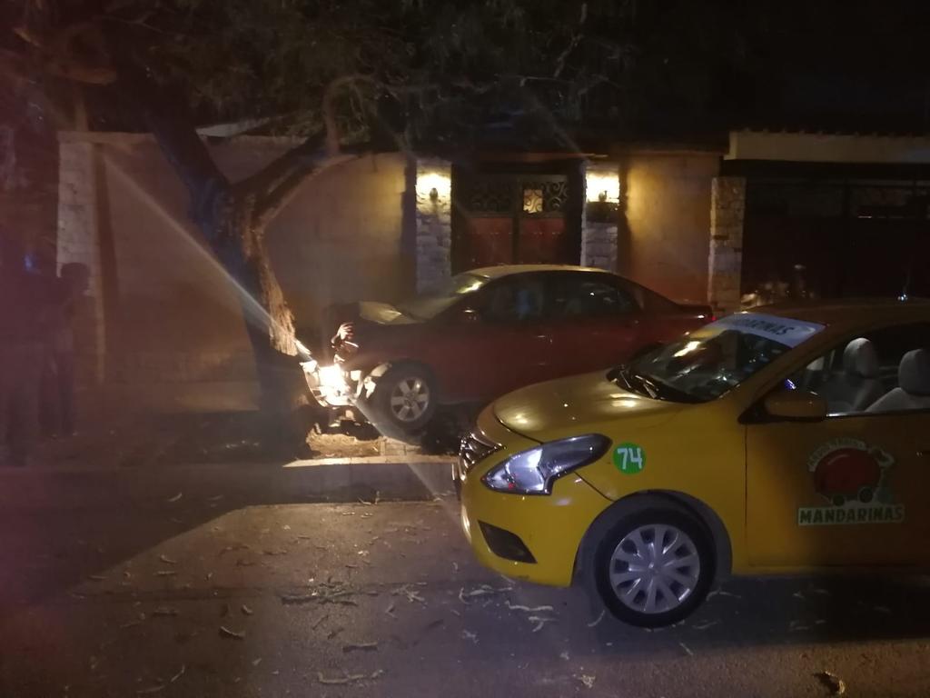Conductora en estado de ebriedad choca en Torreón, huye y vuelve a colisionar