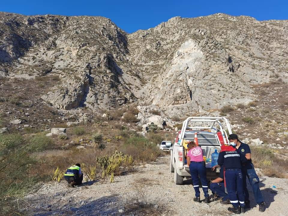 Rescatan a dos hombres atrapados en cerro de Las Noas