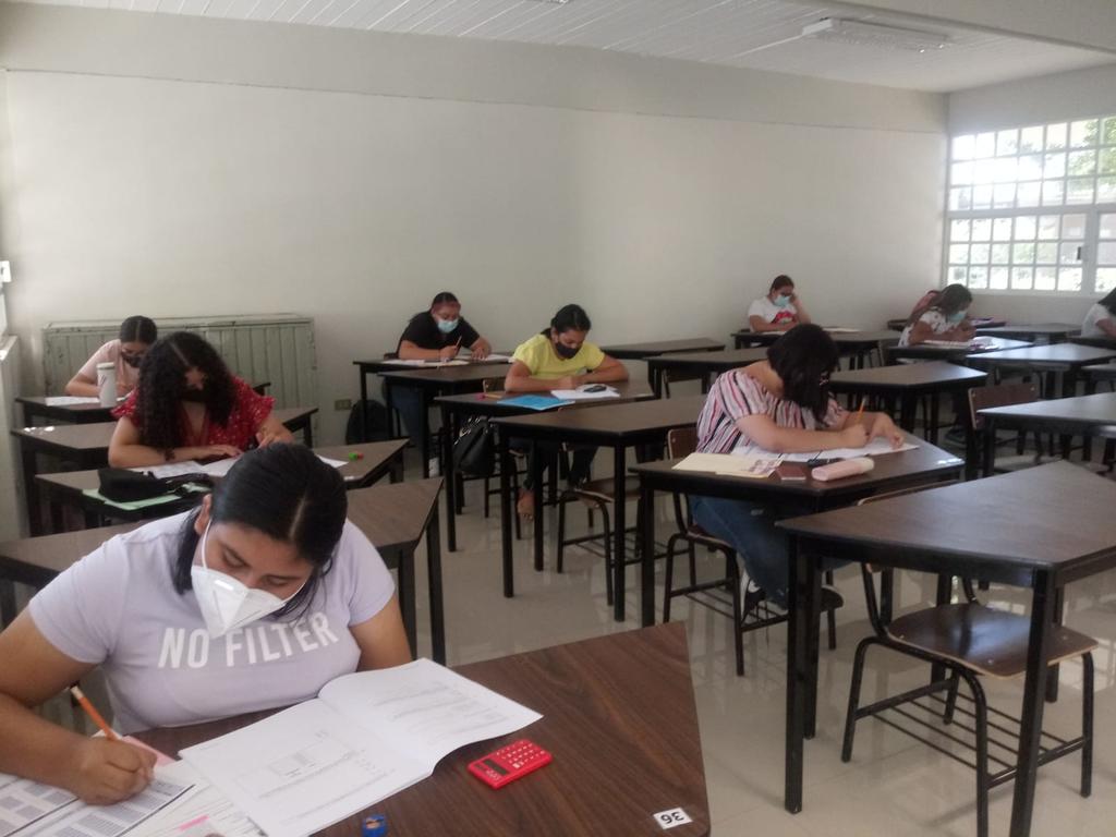 Presentan examen aspirantes a ingresar a la Normal de Torreón