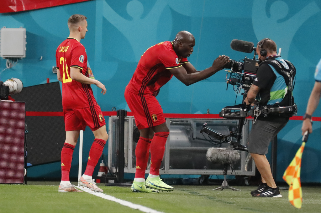 Bélgica se impone fácil a Rusia en debut