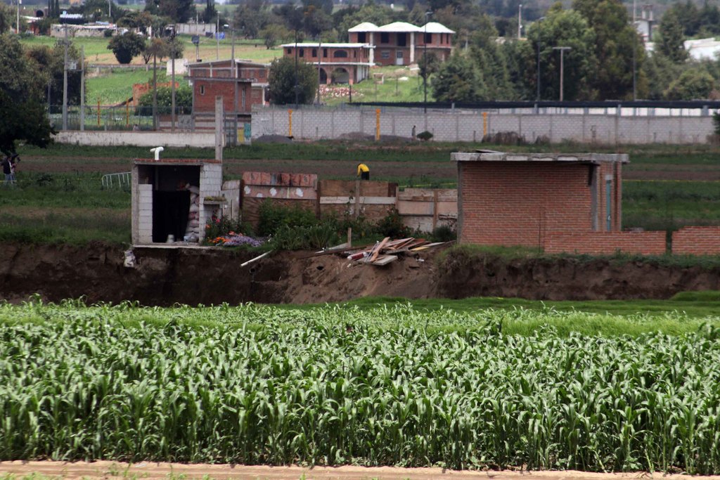 Devora socavón casa en Puebla; continúa en expansión