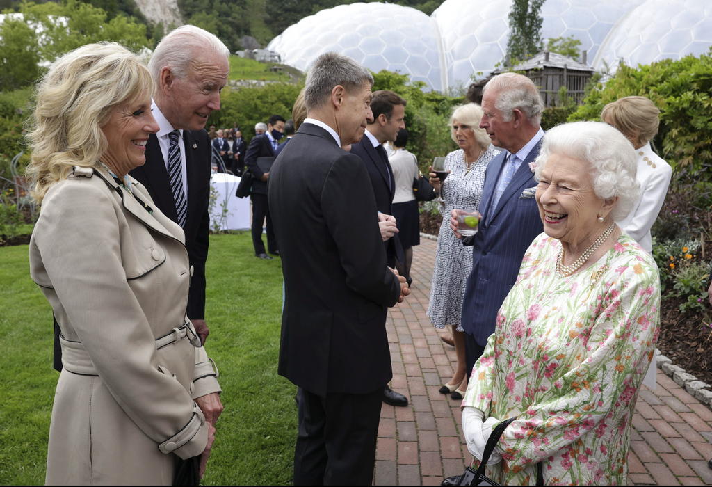 Recibe reina Isabel II al presidente Biden en castillo de Windsor