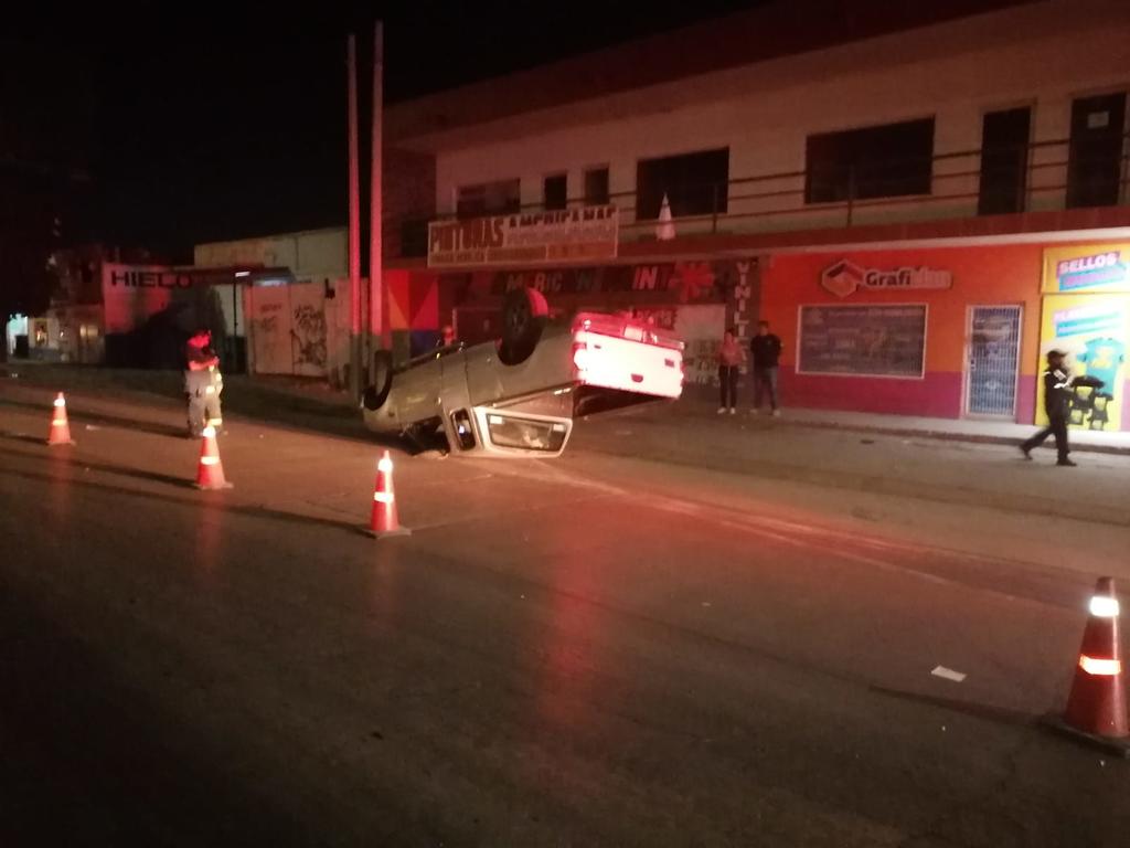 Abandonan camioneta tras volcadura en Torreón