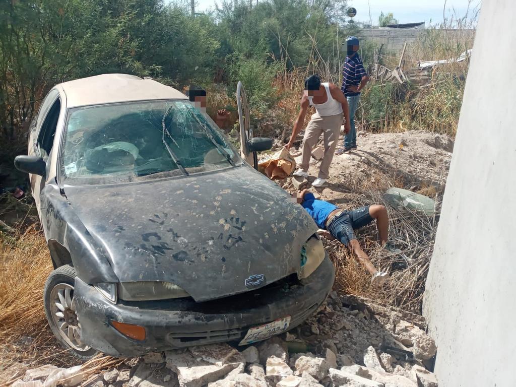 Vehículo se impacta con poste de concreto en Matamoros