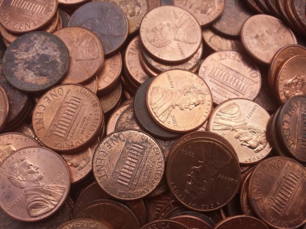 Padre paga última manutención de su hija con monedas de centavo