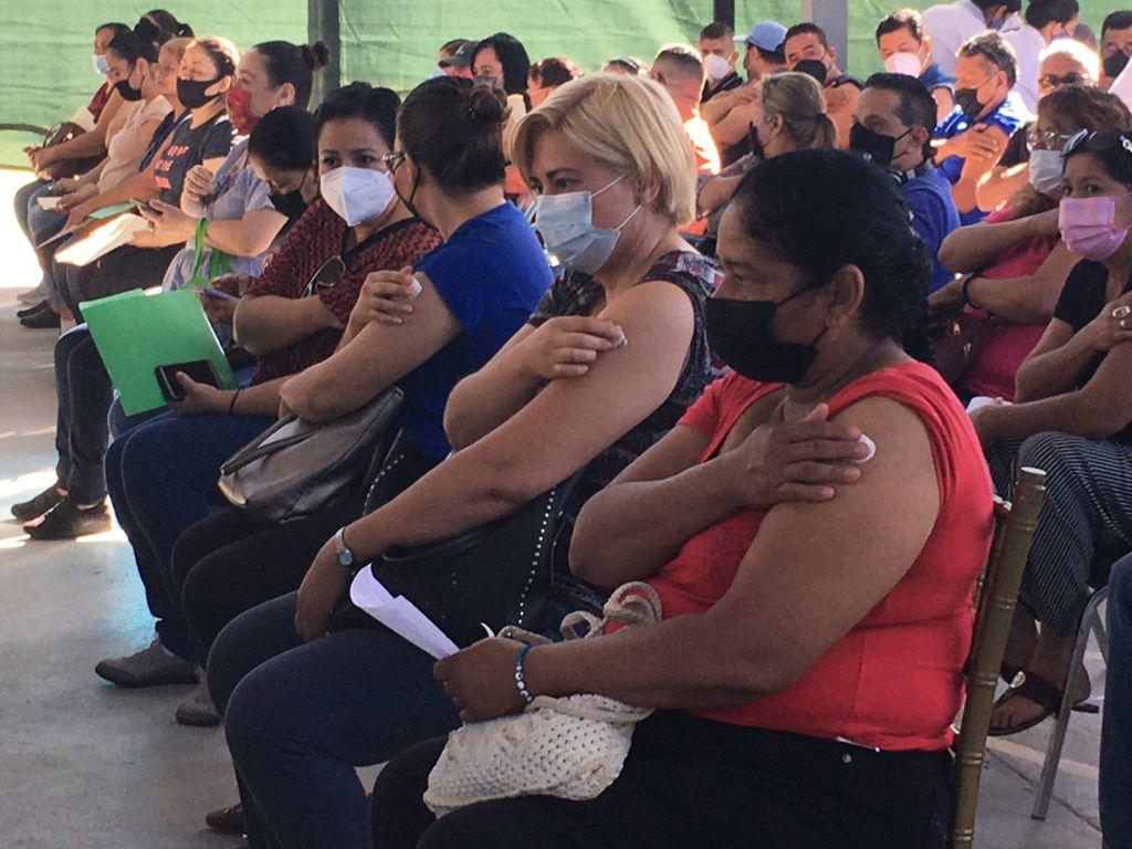 Población de 40 a 49 años de Torreón acude a vacunarse a Centro Comunitario de Peñoles