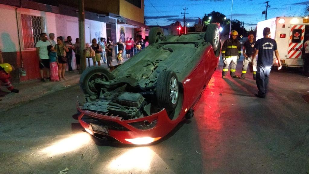 Conductor ebrio provoca volcadura en Torreón