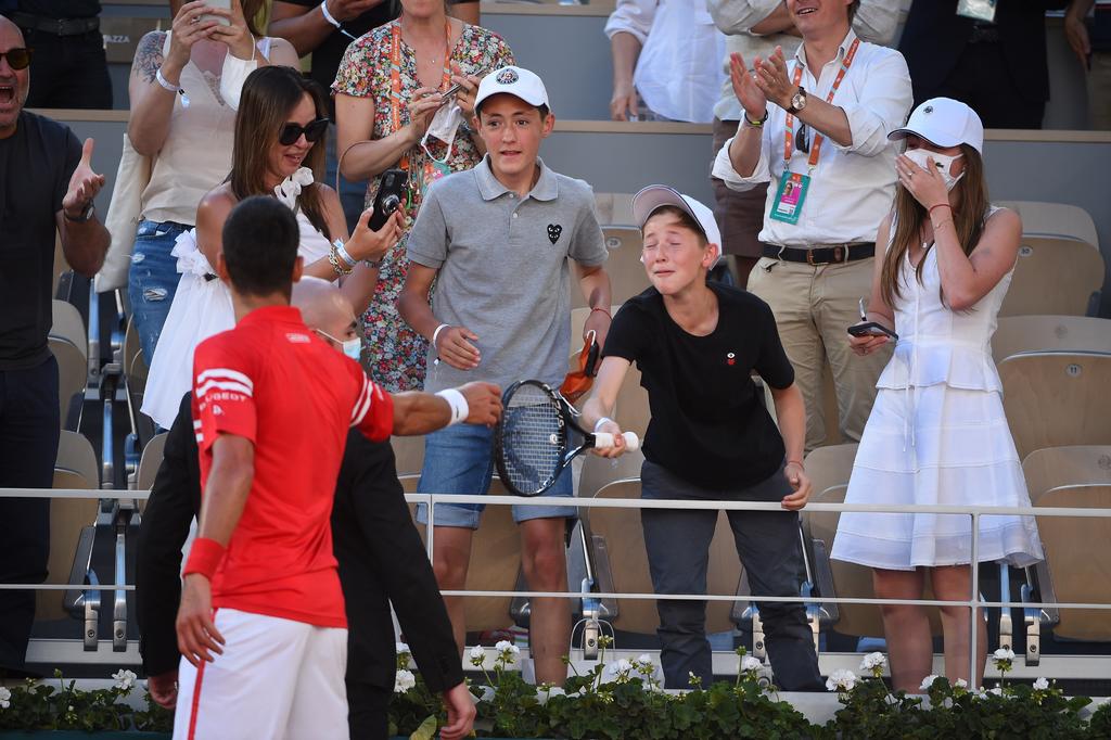 Novak Djokovic regaló su raqueta a niño mexicano tras ganar en Roland Garros