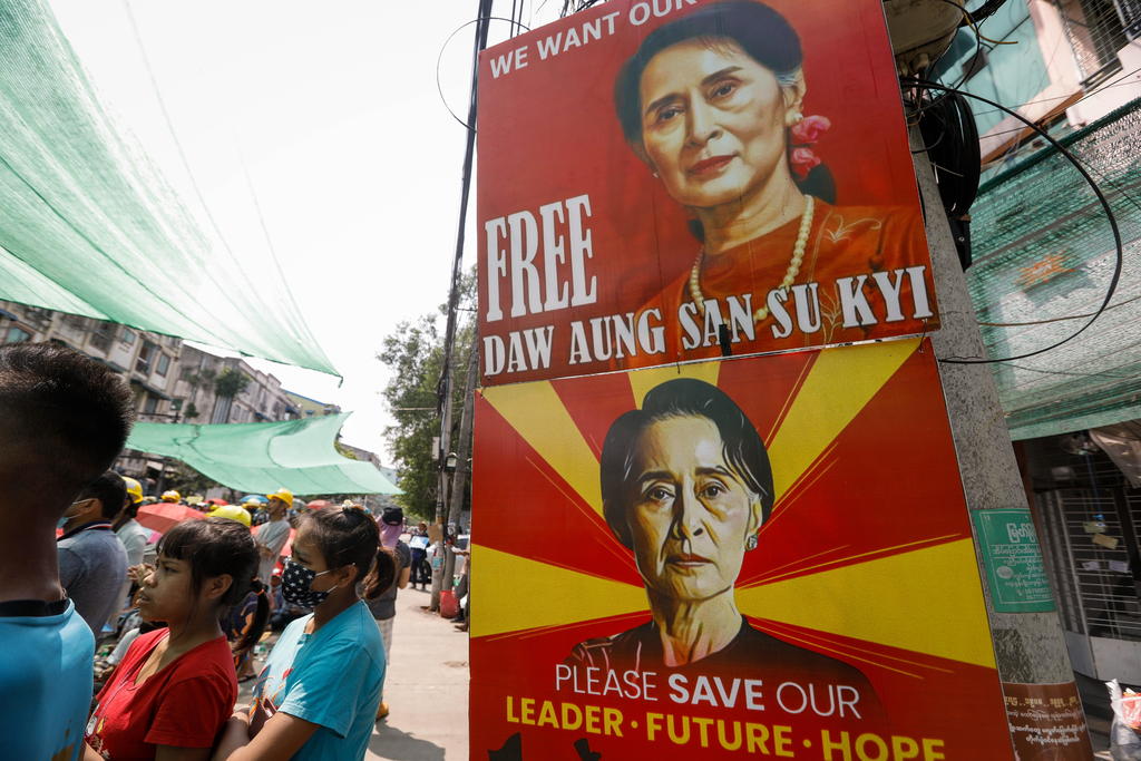 Arrestan a exjefa de vacunación de Birmania