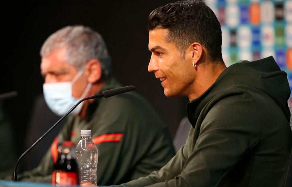 Cristiano Ronaldo muestra su desacuerdo con refrescos en plena conferencia