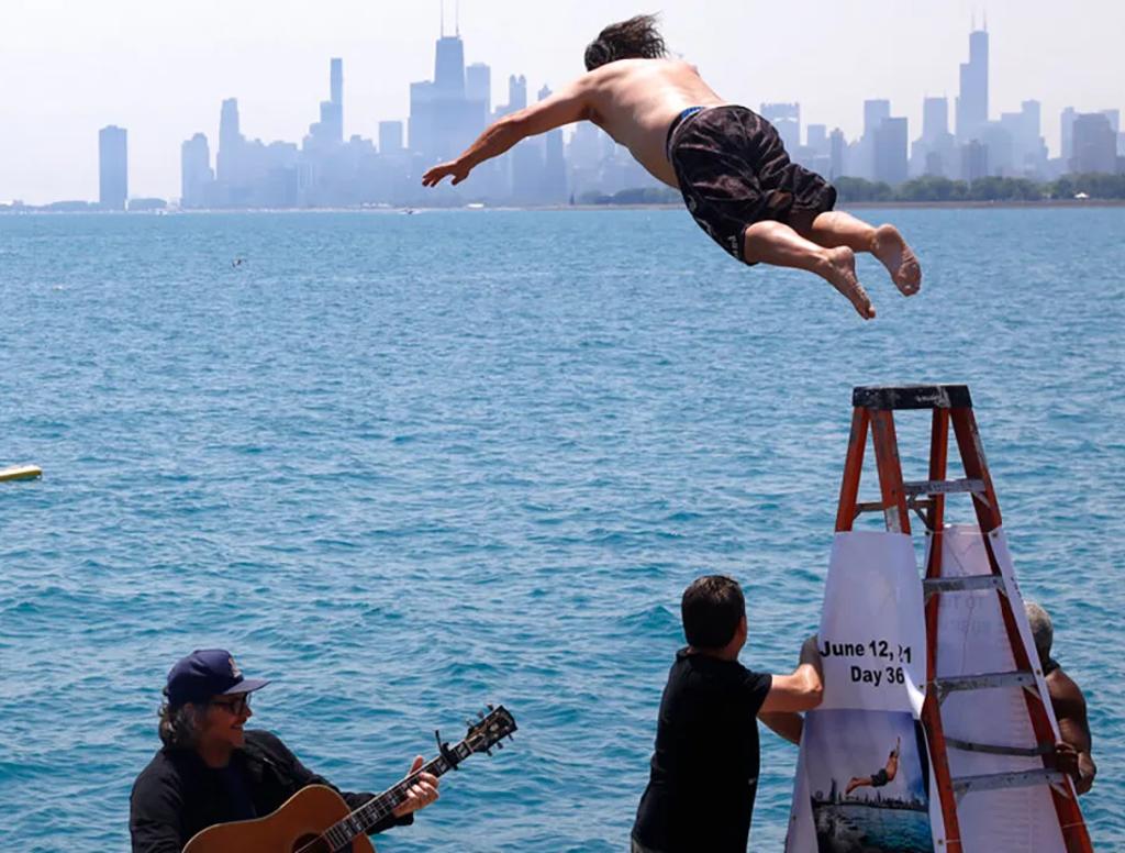Hombre lleva 365 días seguidos saltando al lago Míchigan