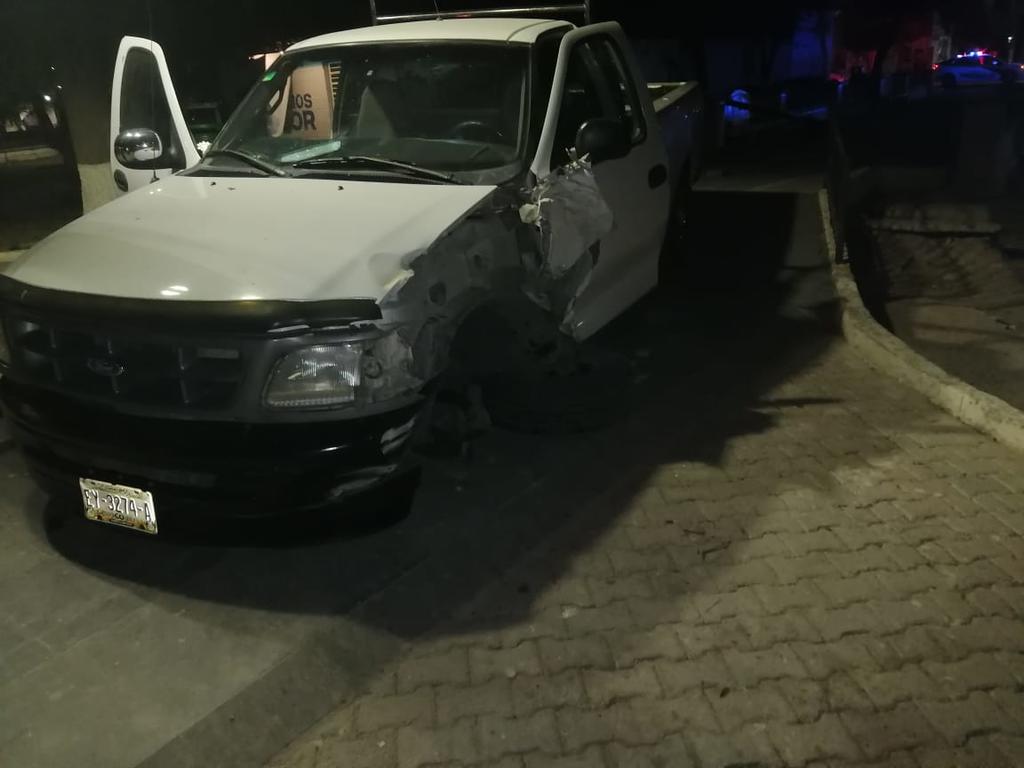Conductor ebrio se sube a la Alameda de Torreón y causa destrozos en la infraestructura