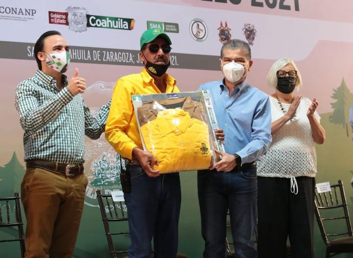 Reconoce gobernador de Coahuila a combatientes de incendios forestales