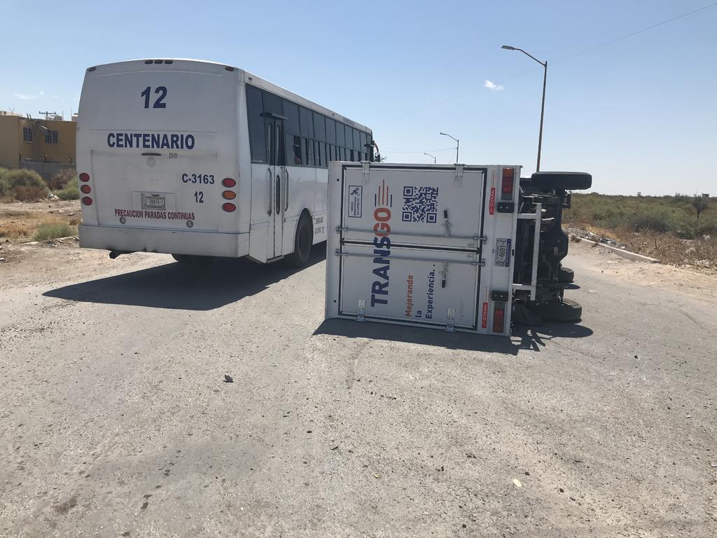 Vuelca camioneta de paquetería tras chocar con otro vehículo en Torreón