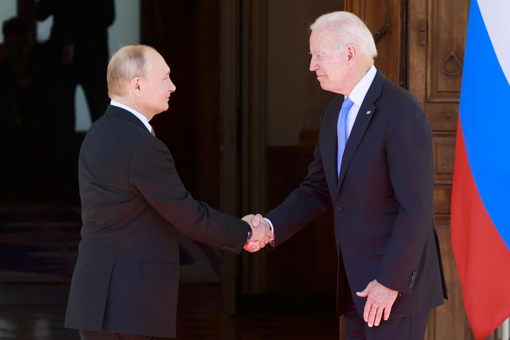 Cumbre Biden-Putin; apretón de manos, palabras corteses y caos