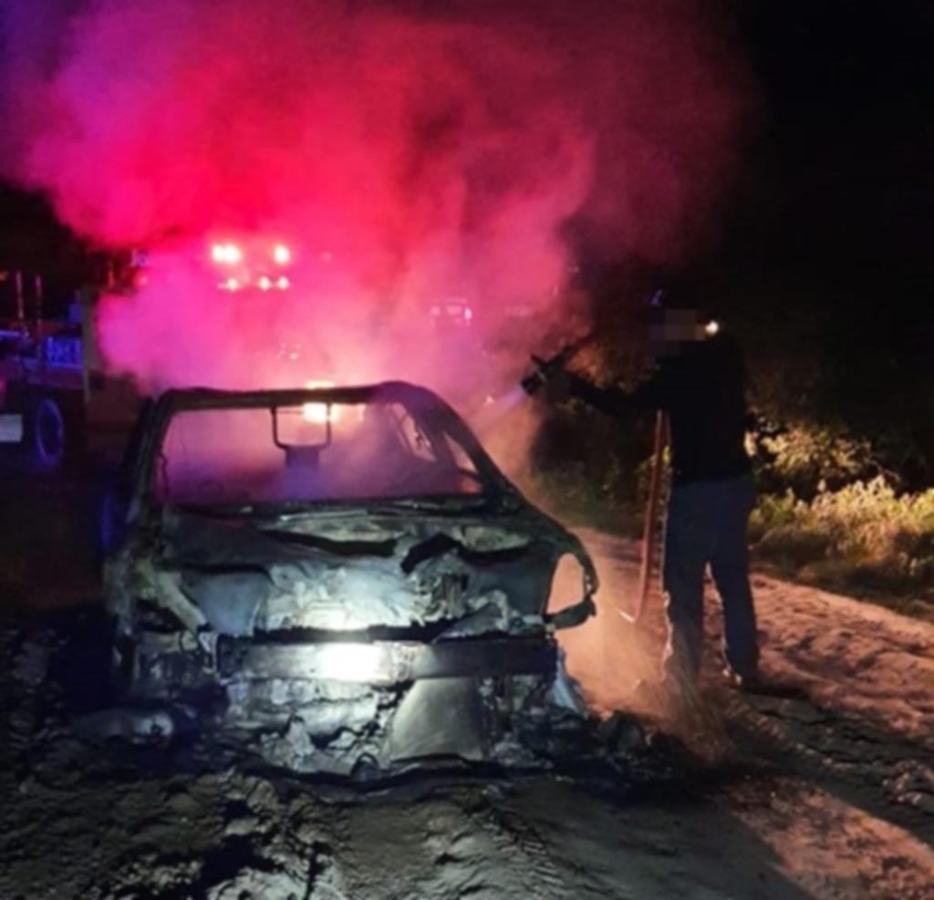 Autoridades localizan cuerpo sin vida en automóvil calcinado en corralón de Piedras Negras