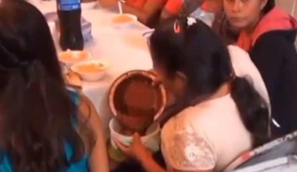 Mujer se vuelve viral por llevarse el mole de una fiesta en su tupper