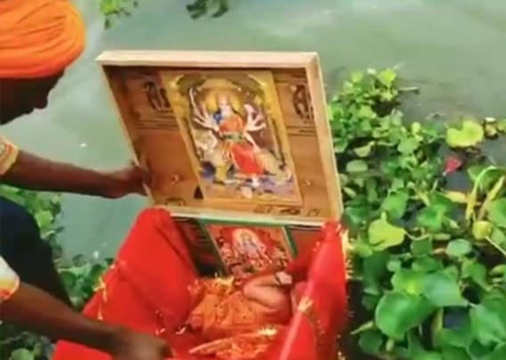 Recién nacida es encontrada dentro de una caja de madera en el río Ganges