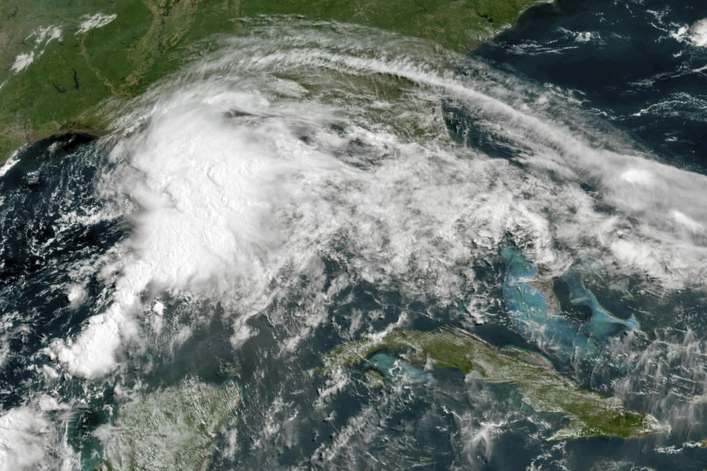 Potencial tormenta descarga lluvia y vientos en costas de EUA