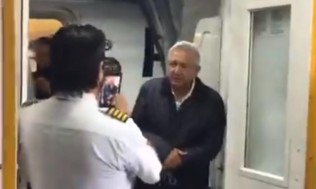 Piloto de avión donde viajó AMLO le pide saludos para su mamá