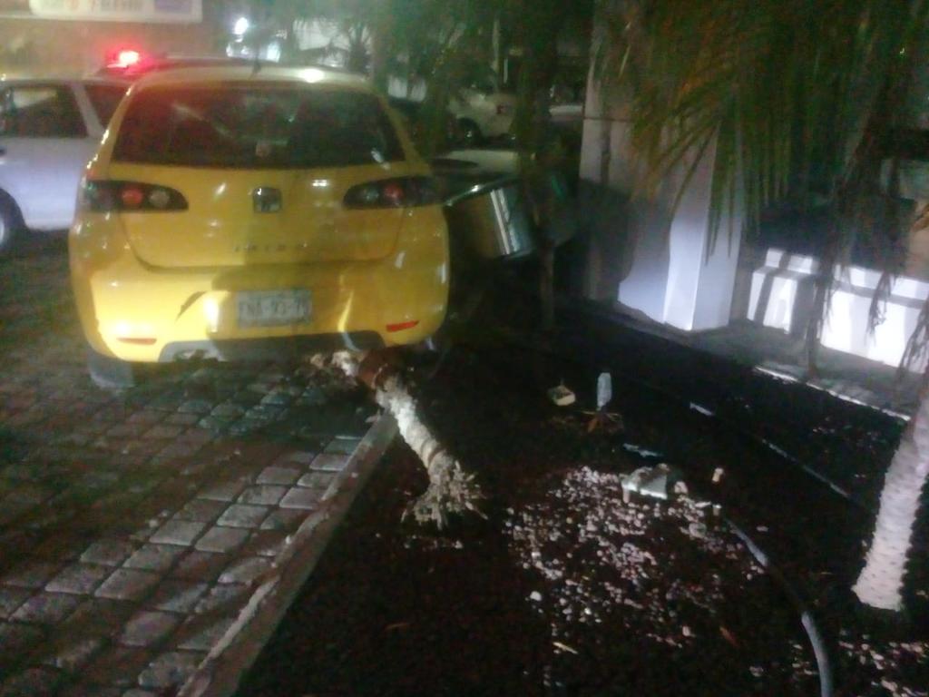 Ebrio choca con autos estacionados y con la fachada de una agencia en Torreón