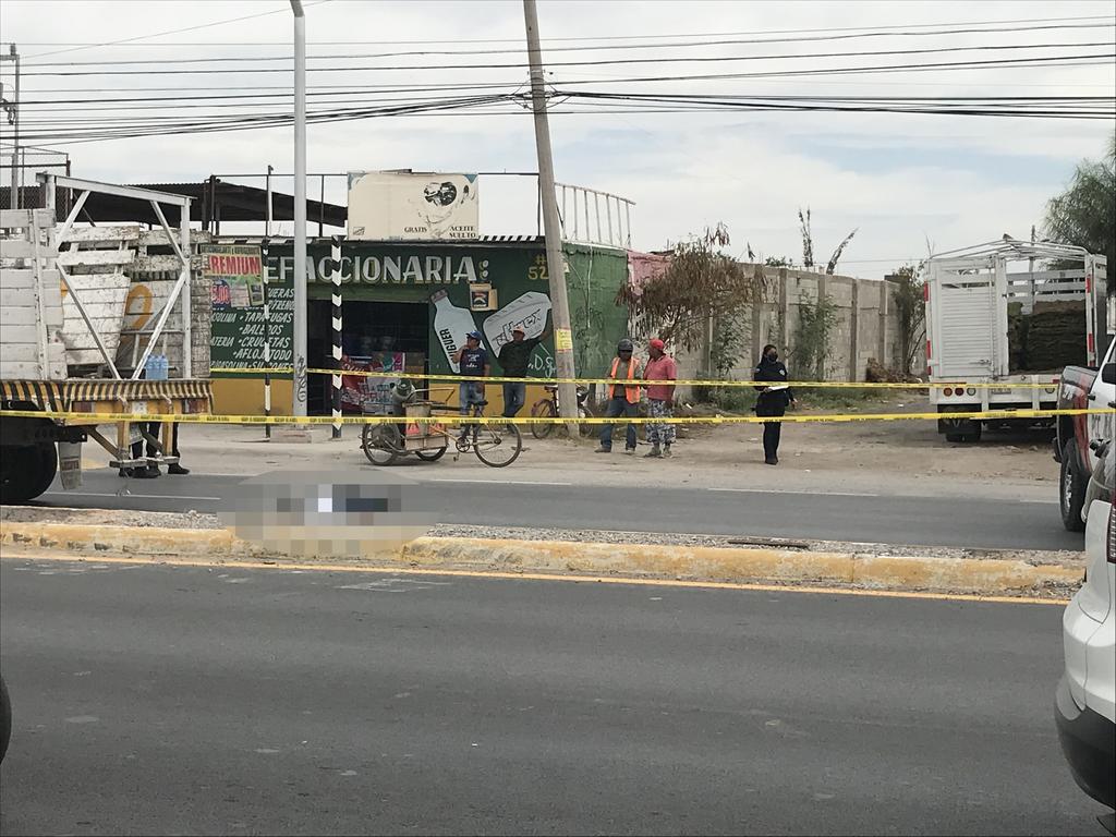 Hombre muere al caer de camión de carga en Torreón