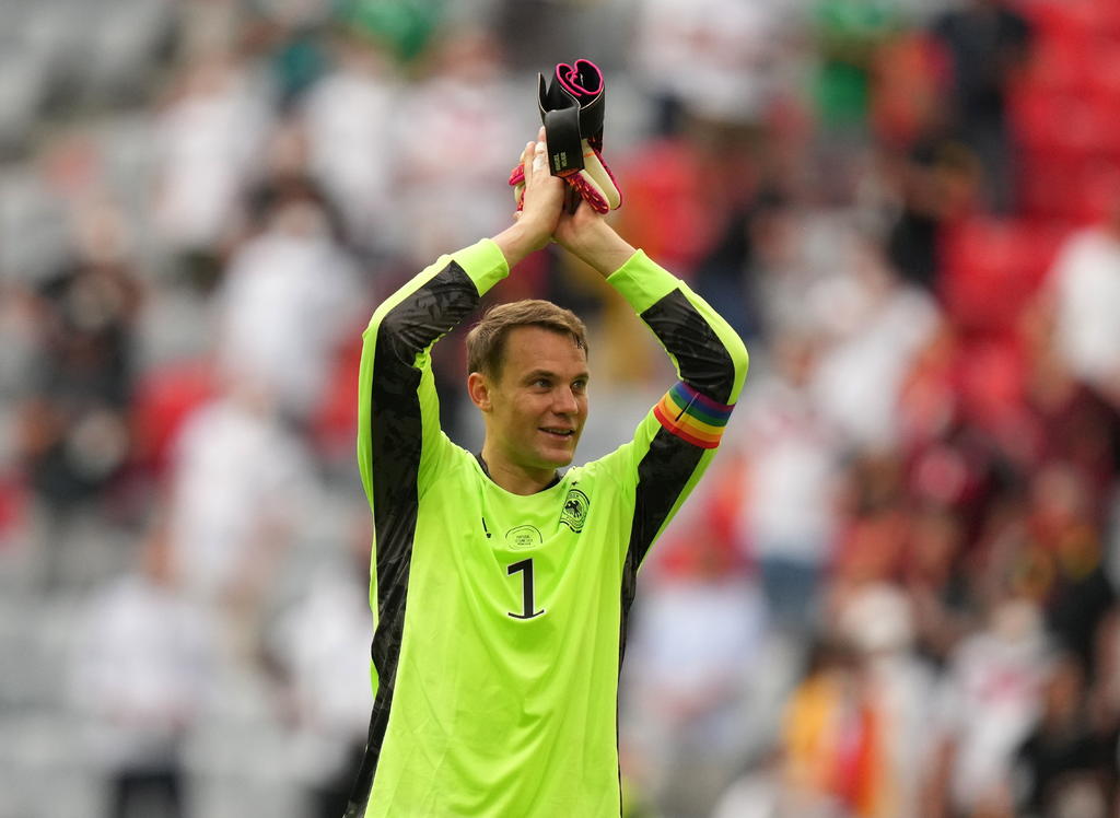 La UEFA no sancionará a Neuer por brazalete con bandera LGBTQ+