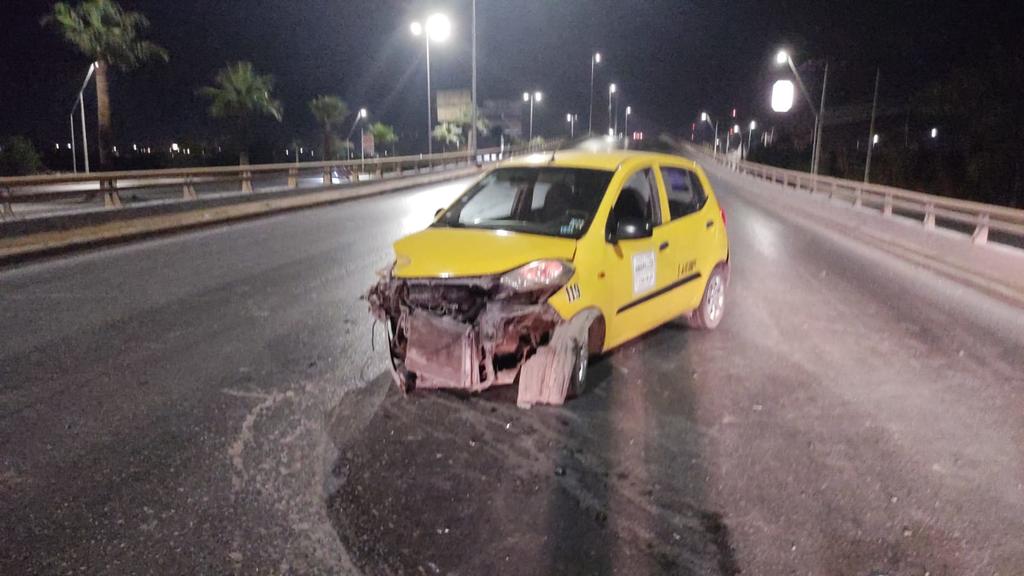 Taxista pierde el control y choca en puente Mieleras de Torreón