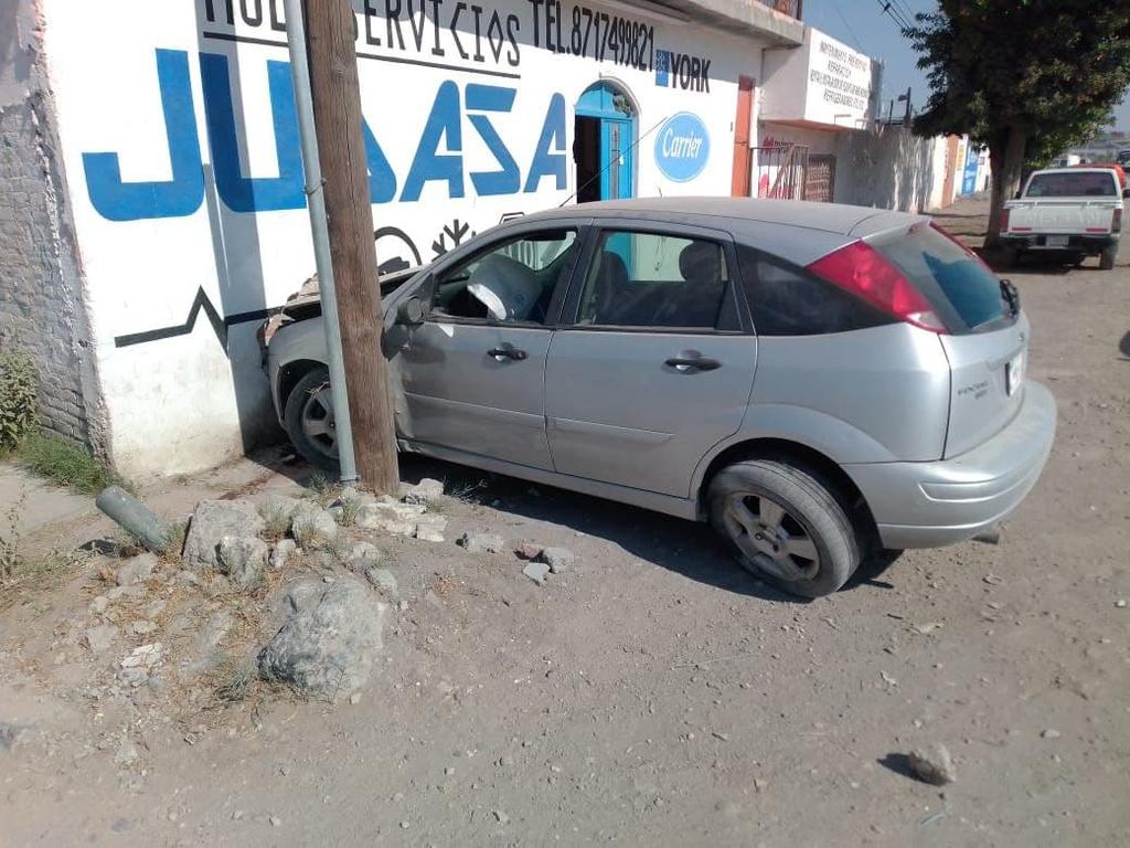 Automóvil se impacta en finca tras choque en bulevar Ejército Mexicanos de Gómez Palacio