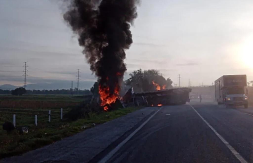 Tráiler cargado con 30 toneladas de cal se incendia en carretera México-Pirámides