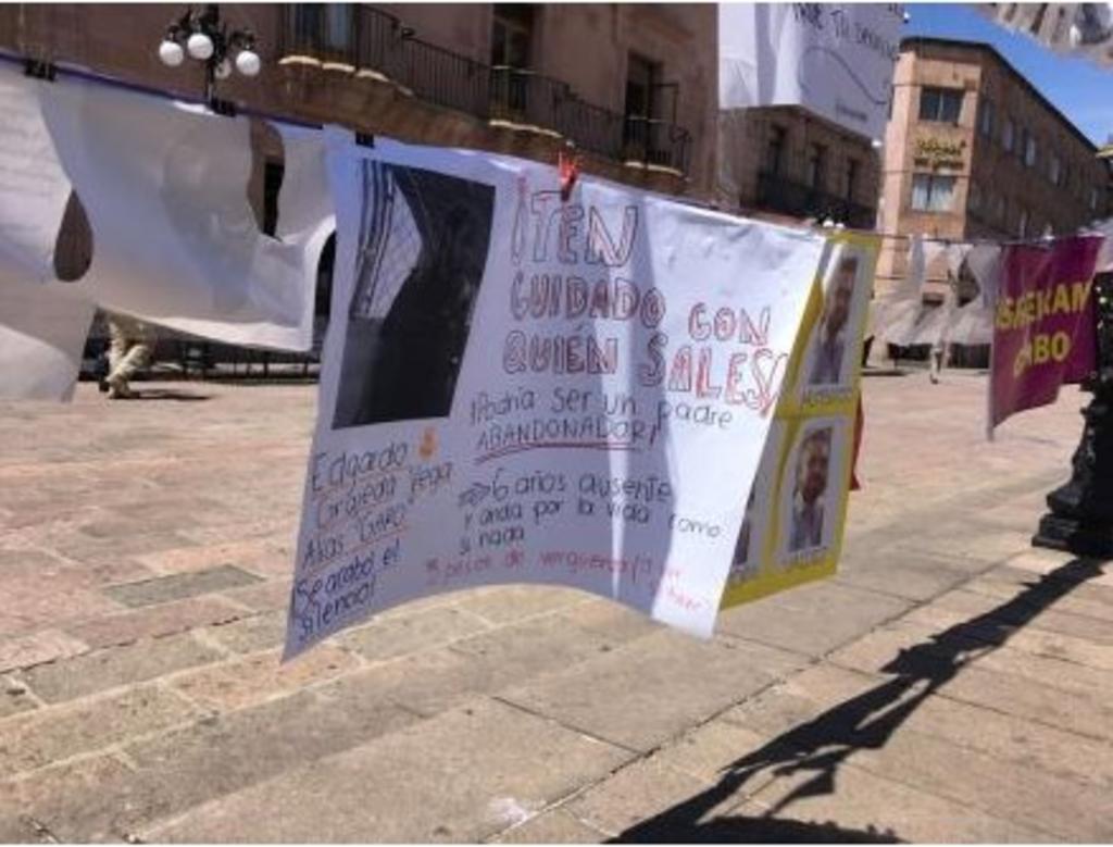 Mujeres exhiben a 'padres irresponsables' con tendedero en San Luis Potosí