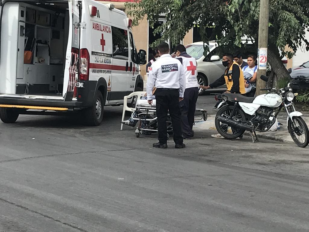 Pareja se lesiona tras derrapar en su motocicleta en el Centro de Torreón
